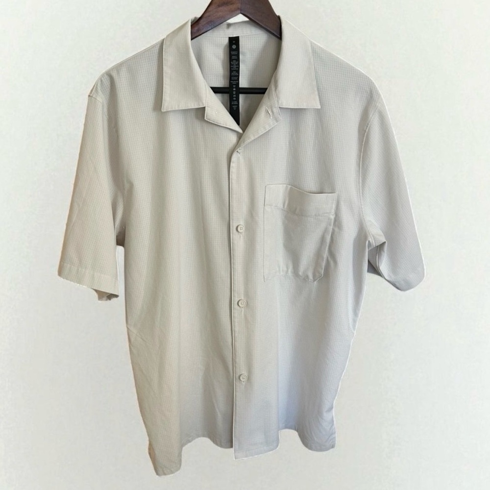 Lululemon Airing Easy Men's Med Button Down Short Sleeve Shirt Grey Casual